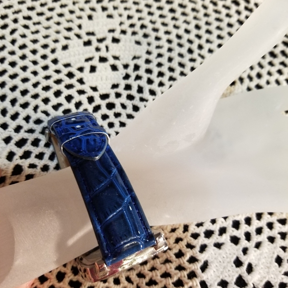 EUC Blue Quartz battery watch - Picture 8 of 11